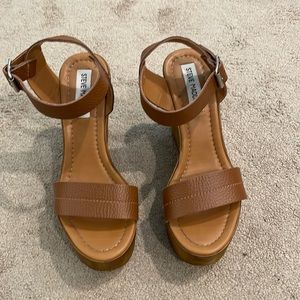 Perfect condition Steve Madden wedge in gorgeous caramel color!